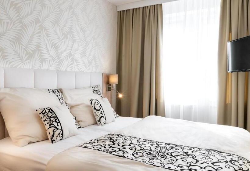 پانسیون Karolina