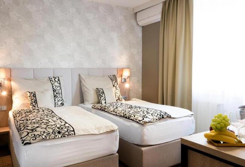 پانسیون Karolina