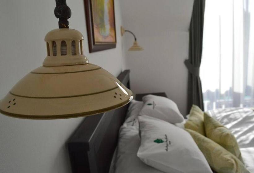 مبيت وإفطار Somhegyi öreg Hársfák Major Vendégház