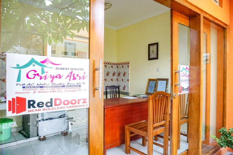 호텔 Reddoorz Near Buleleng Harbour 2