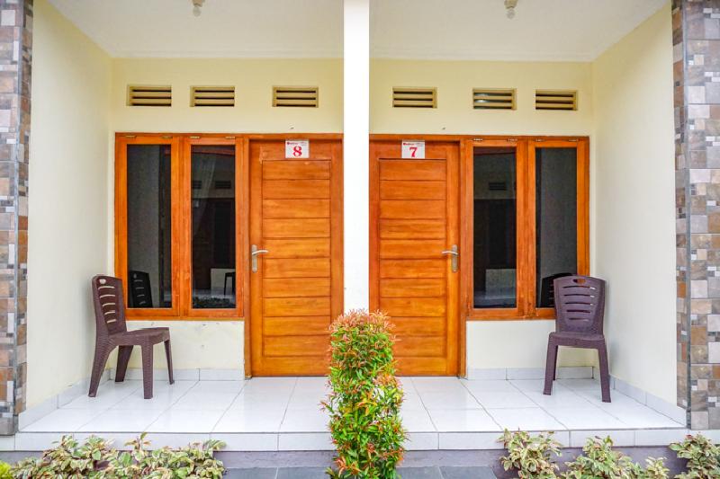 호텔 Reddoorz Near Buleleng Harbour 2