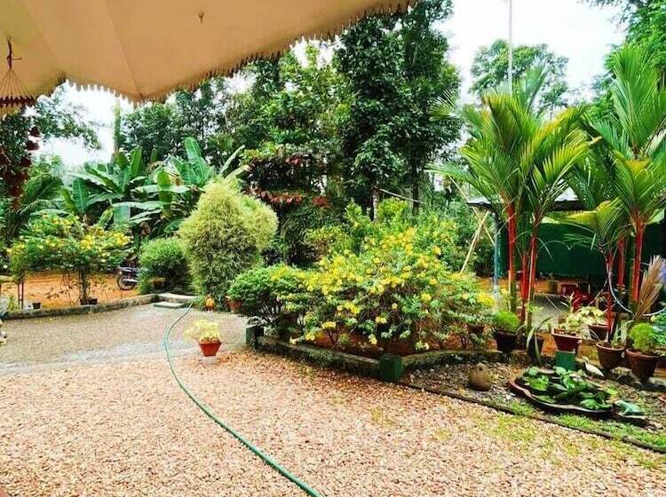 ベッドアンドブレックファースト Kuttickattil Gardens Homestay