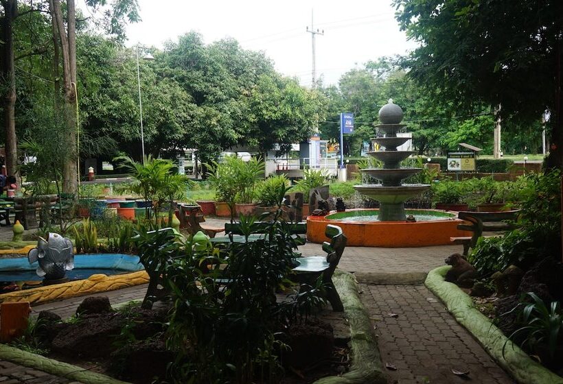 هتل C & C Resort Nangrong