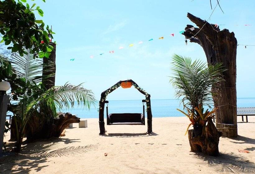 酒店 Tharadol Beach Resort