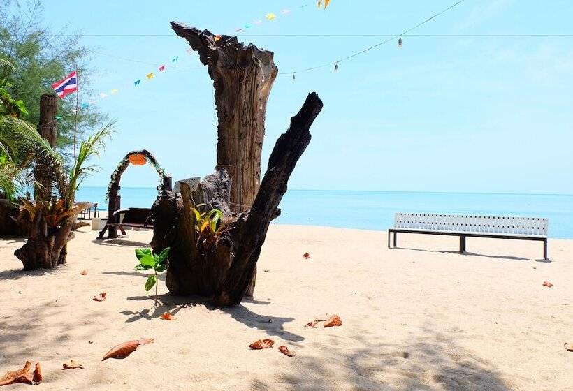 酒店 Tharadol Beach Resort