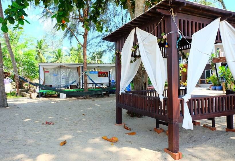 酒店 Tharadol Beach Resort