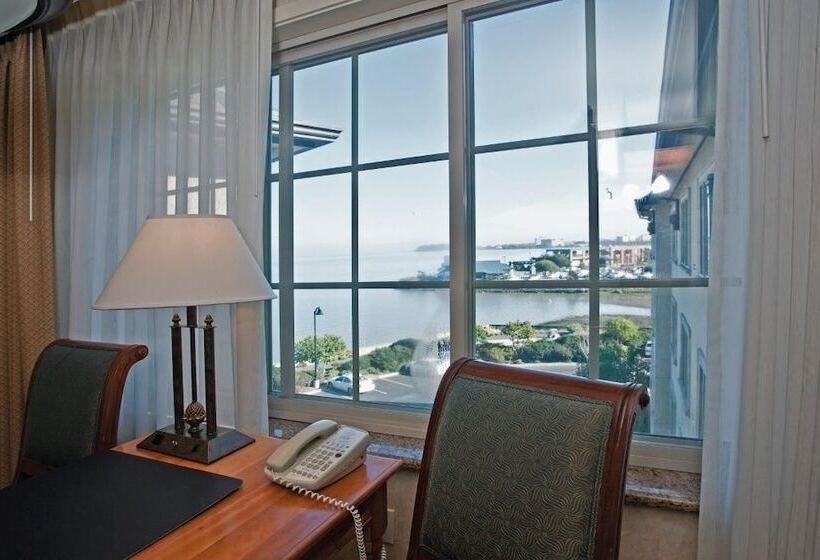 هتل Bay Landing