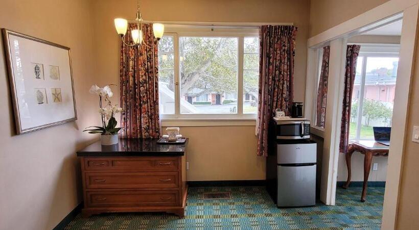 هتل Butterfly Grove Inn