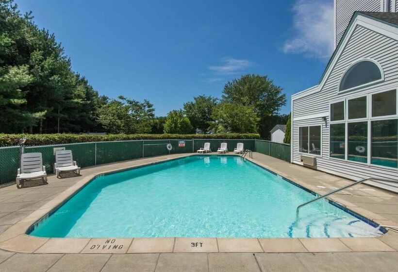 בית מלון כפרי Days Inn & Suites By Wyndham Groton Near The Casinos