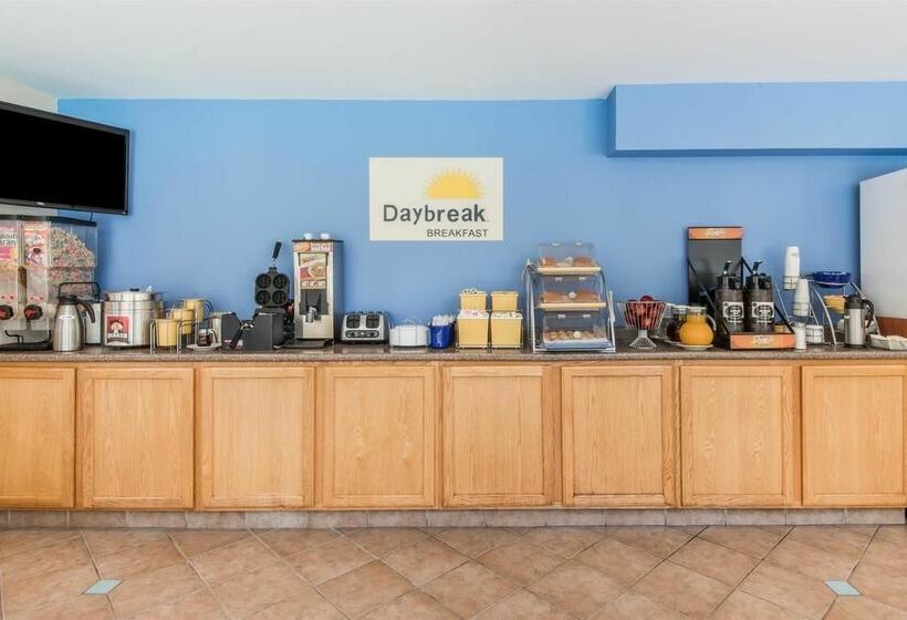 בית מלון כפרי Days Inn & Suites By Wyndham Groton Near The Casinos