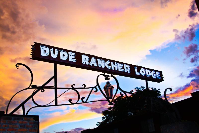 هتل Dude Rancher Lodge
