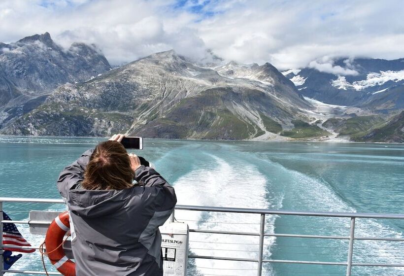 בית מלון כפרי Glacier Bay Lodge