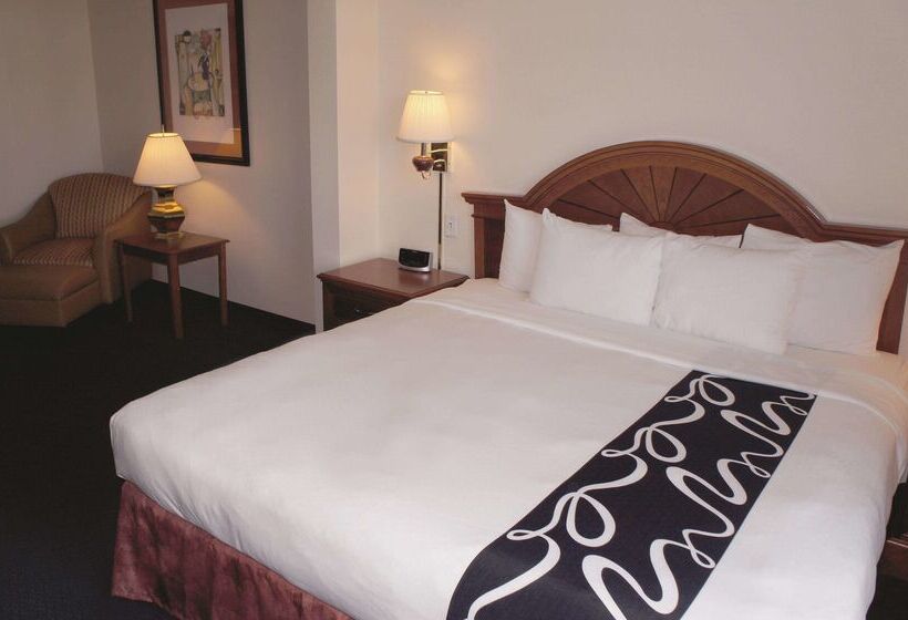 هتل La Quinta Inn & Suites By Wyndham Omaha Airport Downtown