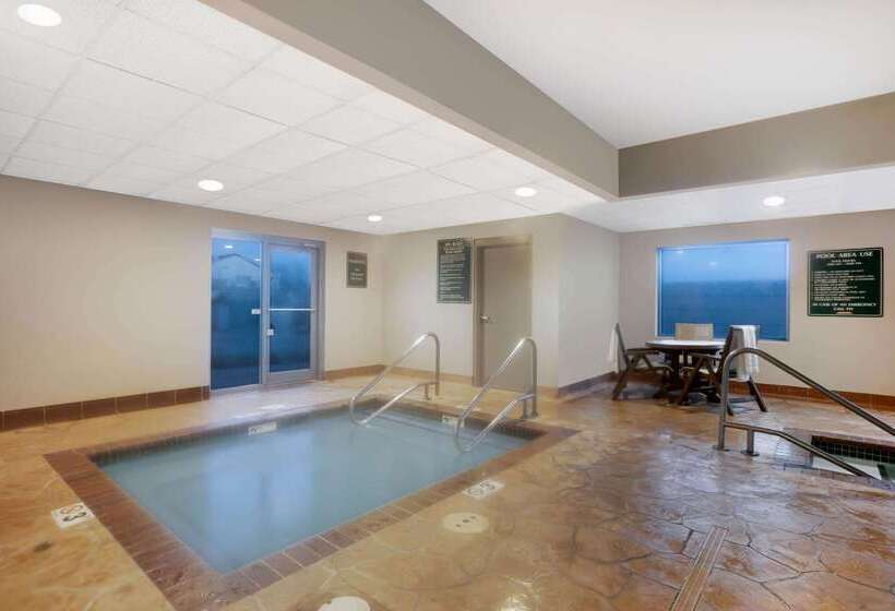 هتل La Quinta Inn & Suites By Wyndham Omaha Airport Downtown