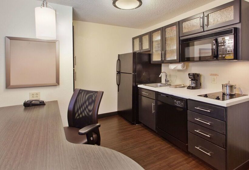 هتل Sonesta Simply Suites Detroit Ann Arbor