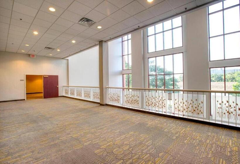 هتل Springhill Suites By Marriott Lawrence Downtown