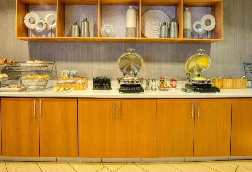 هتل Springhill Suites By Marriott Lawrence Downtown