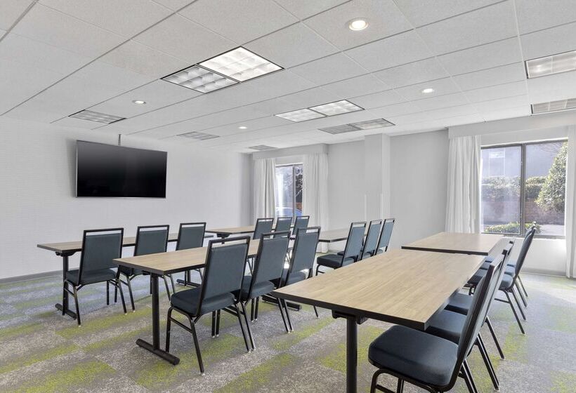 هتل Spark By Hilton Greensboro