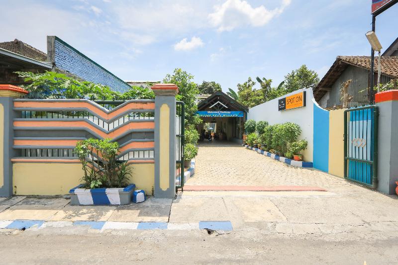 Отель Spot On 2440 Wallet Family Residence Syariah