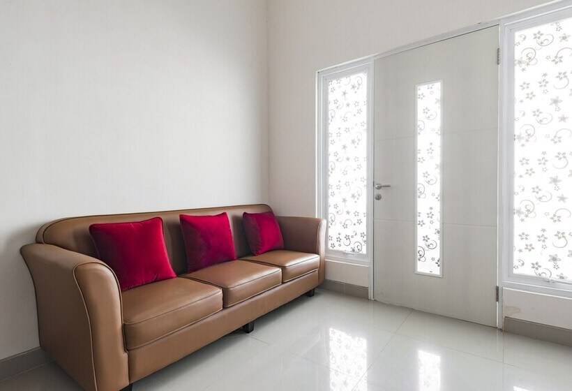 پانسیون Koolkost Near T2 Juanda Airport