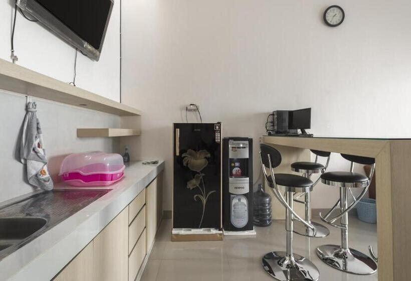 پانسیون Koolkost Near T2 Juanda Airport