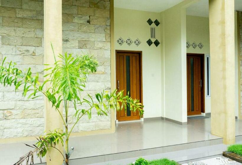 펜션 Reddoorz Near Benteng Van Den Bosch