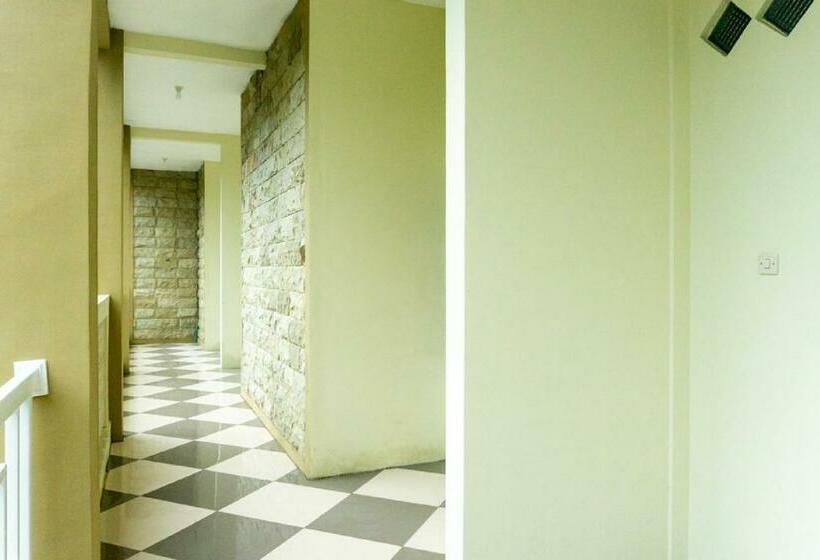 펜션 Reddoorz Near Benteng Van Den Bosch