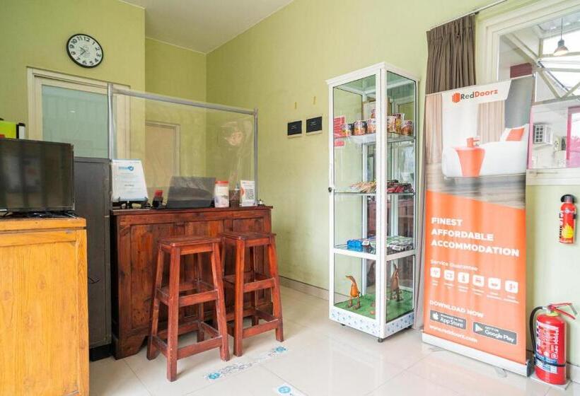 پانسیون Reddoorz Syariah Near Suncity Mall Sidoarjo