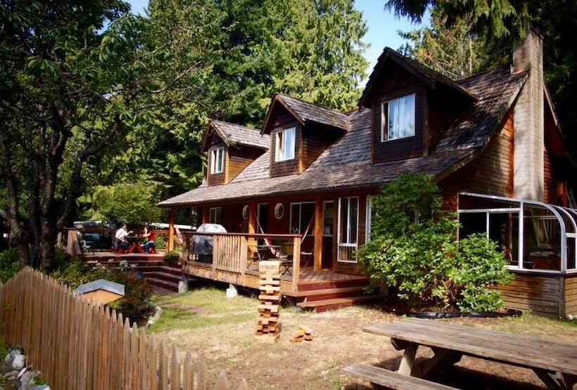 فندق صغير Up The Creek Backpacker's Lodge