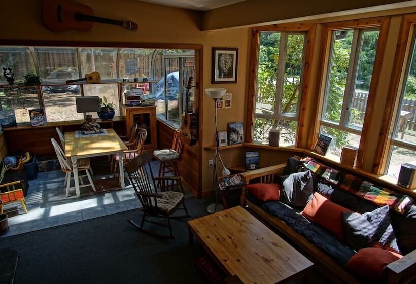 فندق صغير Up The Creek Backpacker's Lodge
