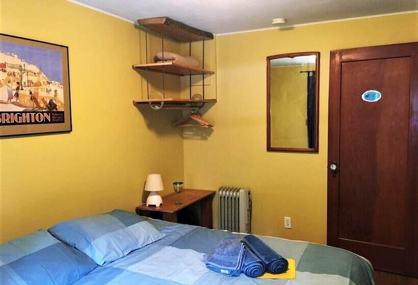 فندق صغير Up The Creek Backpacker's Lodge