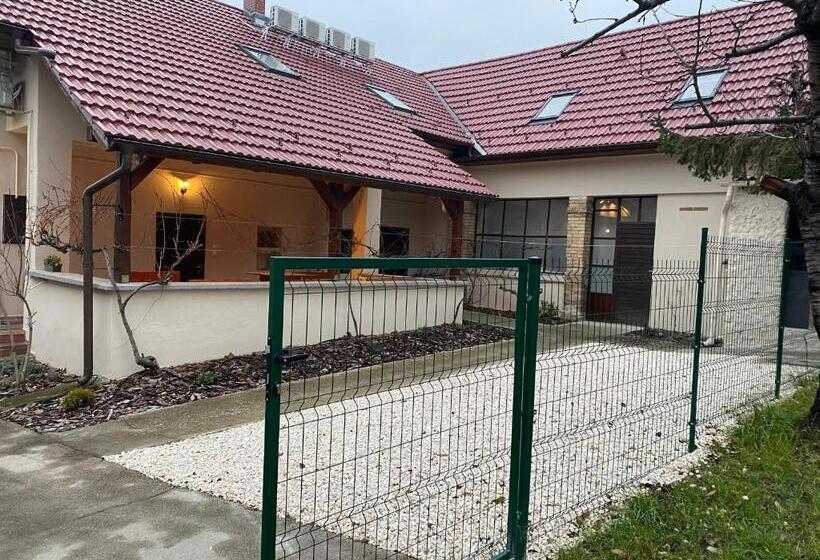 צימר Kamarás Klastrom House