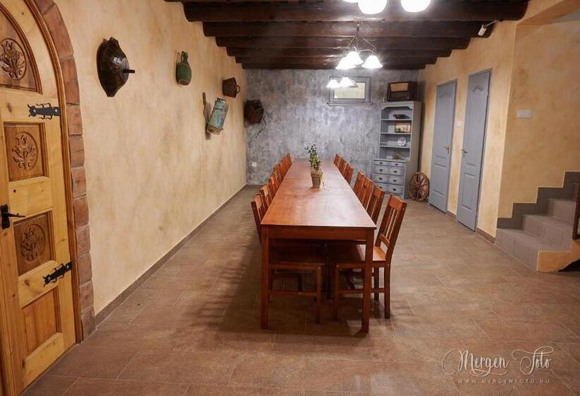 민박 Kamarás Ring House