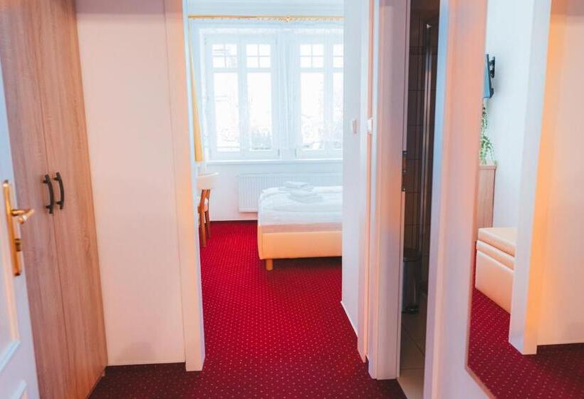 پانسیون Kavárna A Penzion Reichl