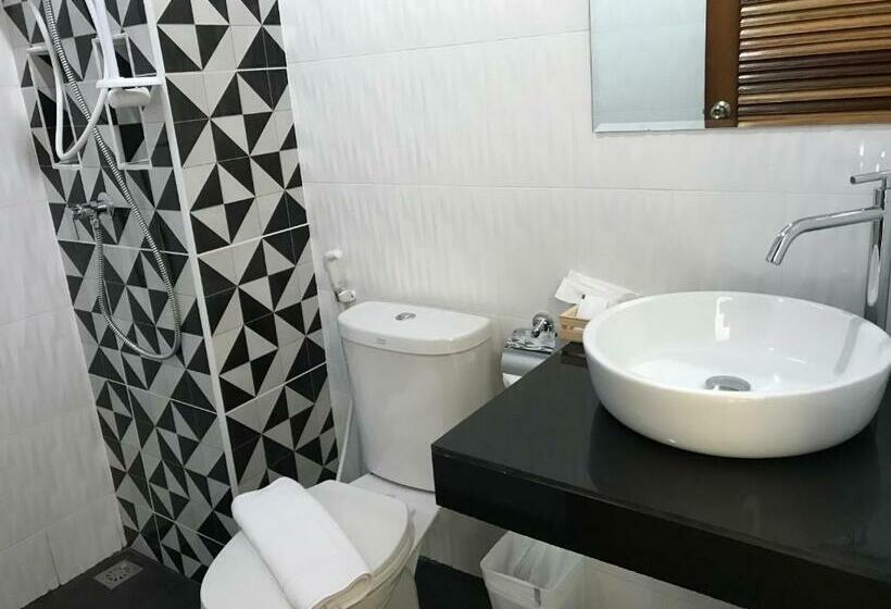 הוסטל Snooze Inn Phuket   Free Shuttle To Bang Rong Pier