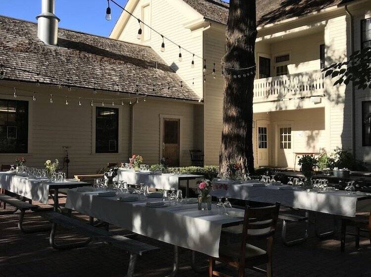 호스텔 Wolf Creek Inn & Tavern