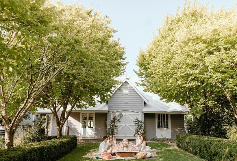 민박 Chanticleer Gardens Barn Cottage With A Pool