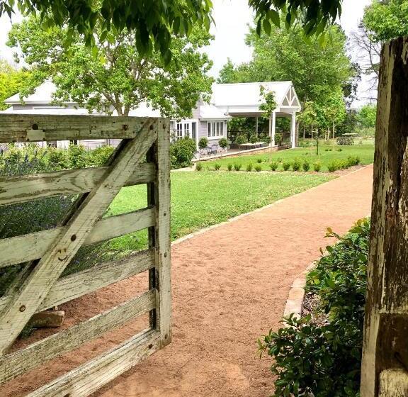 민박 Chanticleer Gardens Barn Cottage With A Pool