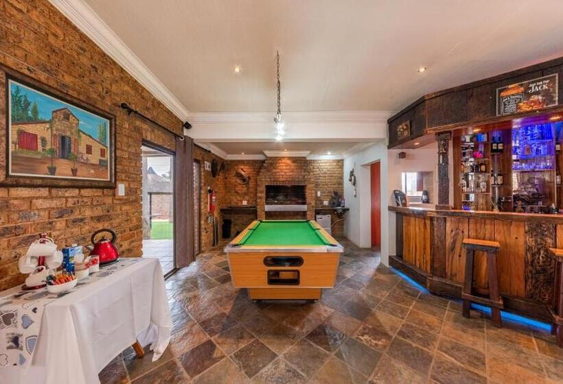 ペンション Oppiplot Guest House & Venue