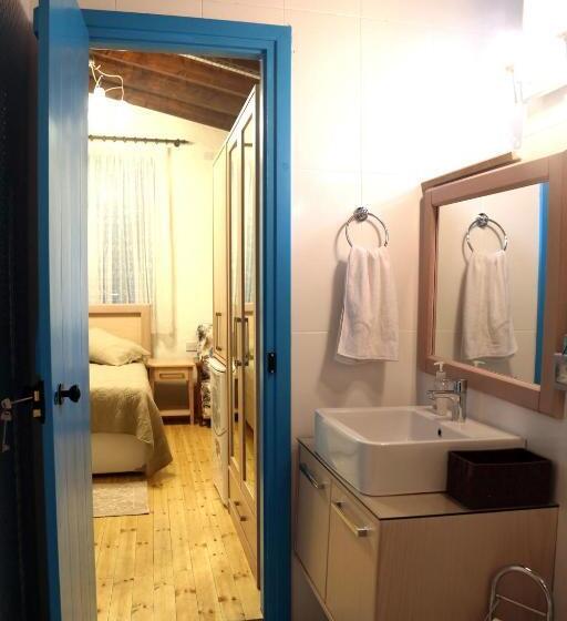 تختخواب و صبحانه Cypriot Swallow Boutique