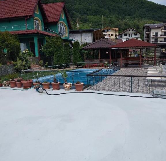پانسیون Casa Lucian