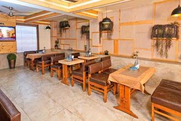 هتل Mayur  Bar And Restaurant