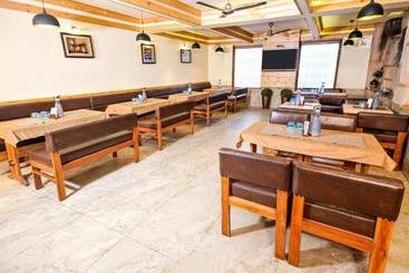 هتل Mayur  Bar And Restaurant