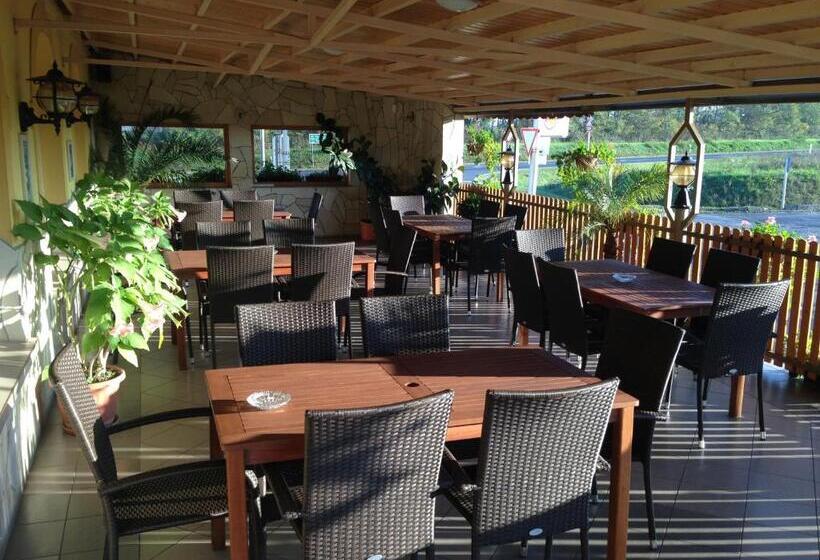 فندق Patyi étterem és