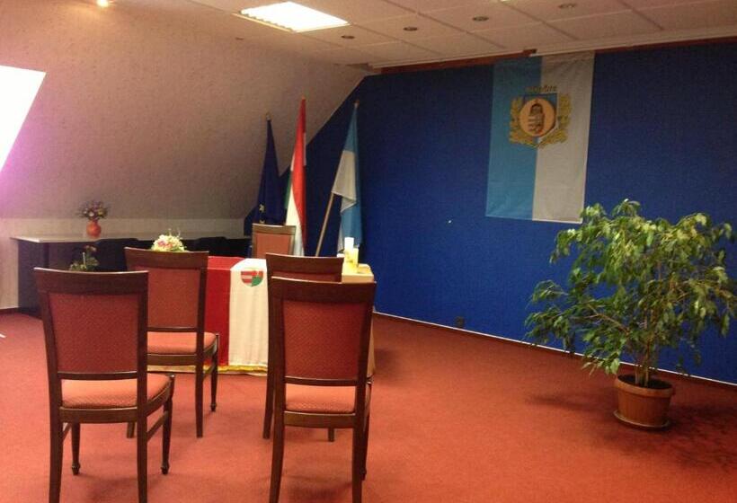 فندق Patyi étterem és