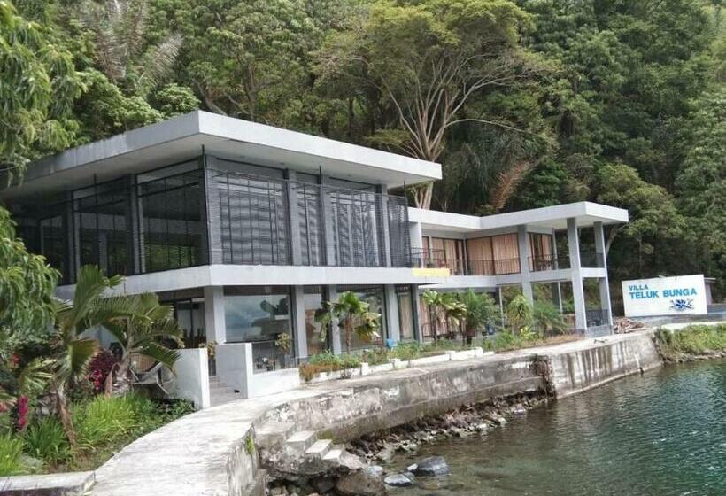 استراحتگاه Tiara Bunga Hotel & Villa