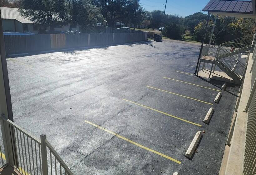 모텔 Cedar Creek Inn