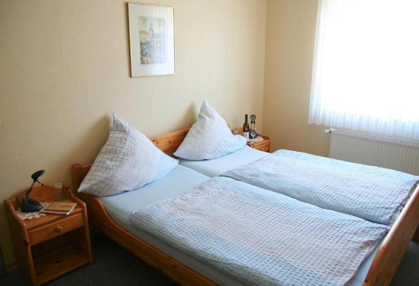 ペンション Ferienweingut Hensler