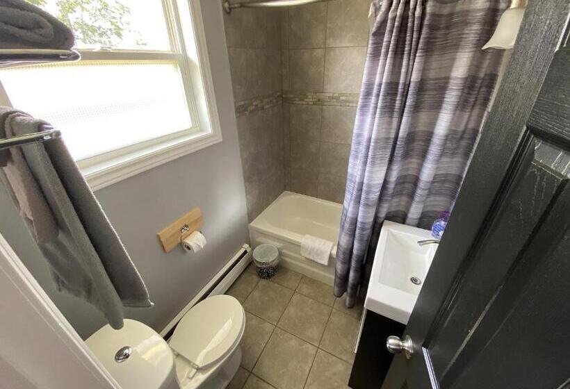 The Pines Motel And Cottages