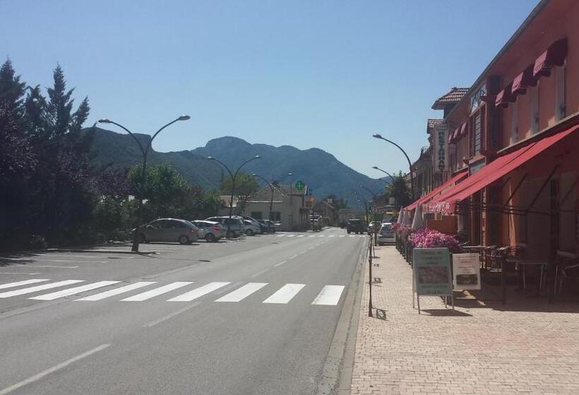 فندق De La Poste